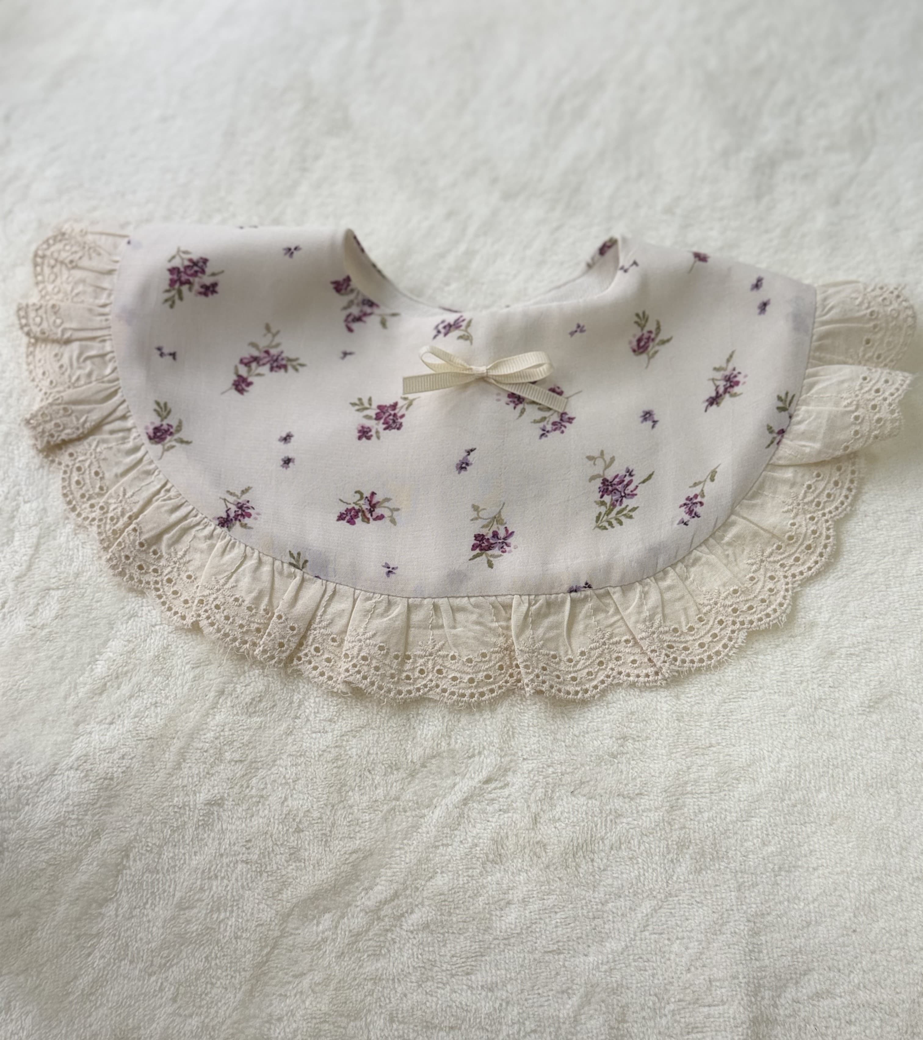 Lace collar bib